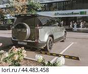 Автомобиль POLAR STONE JISHI 01 припаркован на улице города. Полноразмерный гибридный внедорожник выпускаемый китайским брендом Polar Stone с 2023 года (2024 год). Редакционное фото, фотограф Константин Григорьев / Фотобанк Лори