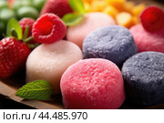 Fruit and Berry Japanese Mochi. Стоковое AI-изображение, AI-художник Veniamin Kraskov / Фотобанк Лори