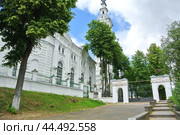 Троицко-Успенский собор — православный храм в городе Кинешме Ивановской области, кафедральный собор Кинешемской епархии Русской православной церкви. Кинешма, Советская улица, 2 (2021 год). Редакционное фото, фотограф Сергей Елизарьев / Фотобанк Лори