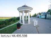 Набережная в городе Вельск. Ротонда (2024 год). Стоковое фото, фотограф Яковлев Сергей / Фотобанк Лори