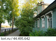 Старое двухэтажное здание в городе Вельске. Вельск, Архангельская область (2024 год). Стоковое фото, фотограф Яковлев Сергей / Фотобанк Лори