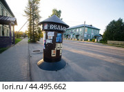 Вельск. Рекламная тумба. Провинциальный город (2024 год). Стоковое фото, фотограф Яковлев Сергей / Фотобанк Лори