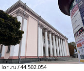 Вид на колонны здания дворца культуры текстильщиков в Гродно,Беларусь (2023 год). Редакционное фото, фотограф Александра Новгородова / Фотобанк Лори