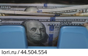 Counting cash in a bank with close-up shots of hundred-dollar bills during a busy afternoon. Стоковое видео, видеограф Сергей Толмачёв / Фотобанк Лори