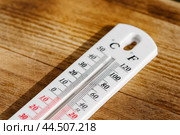 White Thermometer On Wooden Surface Showing A Temperature Of 15 Degrees Celsius. Стоковое фото, фотограф Сергей Толмачёв / Фотобанк Лори