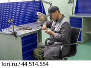Резчик за работой. Музей в косторезной мастерской, поселок Уэллен, Чукотка. Стоковое фото, фотограф Николай Гернет / Фотобанк Лори