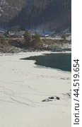 Vertical Aerial video view from sideways moving drone on lonely Pine tree on rock on Altai river Katun in winter. Rocks called Dragon's teeth. Стоковое видео, видеограф Сергей Пристяжнюк (Serg Zastavkin) / Фотобанк Лори