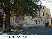 Дом с вывеской про Велимира Хлебникова (2024 год). Редакционное фото, фотограф Андрей Кононов / Фотобанк Лори