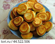 Вкусные домашние оладушки - традиционное блюдо русской кухни. Стоковое фото, фотограф Ольга Дмитренко / Фотобанк Лори