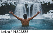 Hardened man bathing in the river in winter. Стоковое AI-видео, аниматор Юрий Поздников / Фотобанк Лори