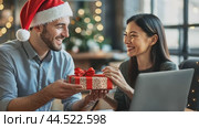 A woman gives a man a gift for the New Year. Стоковое AI-видео, аниматор Юрий Поздников / Фотобанк Лори