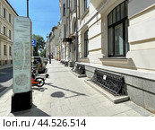 Москва, Вспольный переулок летом в солнечную погоду. Редакционное фото, фотограф Овчинникова Ирина / Фотобанк Лори