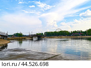 Город Иркутск. Пешеходный мост Юности. Река Ангара. Верхняя набержная (2024 год). Стоковое фото, фотограф Александр Тараканов / Фотобанк Лори