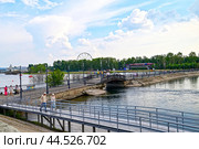 Город Иркутск. Пешеходный мост Юности. Река Ангара. Верхняя набержная (2024 год). Редакционное фото, фотограф Александр Тараканов / Фотобанк Лори