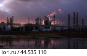 A general view of an industrial landscape at sunset. The factory's chimneys are emitting smoke. Общий вид крупного промышленного предприятия на закате. Дымят заводские трубы. Стоковое видео, видеограф Валерий Тесаков / Фотобанк Лори