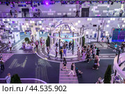 Фестиваль-форум «Территория будущего. Москва 2030», главной темой которого стала синергия человека, семьи и мегаполиса, а символом - спираль днк. Интерьер выставки и посетители./ Festival-forum "Territory of the Future. Moscow 2030", the main theme of which was the synergy of man, family and metropolis, and the symbol was the DNA helix. Exhibition interior and visitors. (2024 год). Редакционное фото, фотограф Iva Noel / Фотобанк Лори