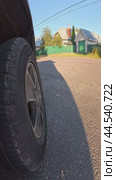 The SUV is driving at speed on an asphalt road and skips speed bumps. The operation of the front suspension. Стоковое видео, видеограф Ярославский Максим / Фотобанк Лори