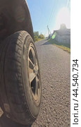 The SUV drives at speed along a country road and turns onto the asphalt. The operation of the front suspension. Стоковое видео, видеограф Ярославский Максим / Фотобанк Лори