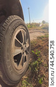 The SUV is traveling at speed on a country road. Front suspension and wheel operation. Стоковое видео, видеограф Ярославский Максим / Фотобанк Лори