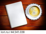 Чашка кофе и блокнот на деревянном столе, место для текста. Стоковое фото, фотограф Дорощенко Элла / Фотобанк Лори