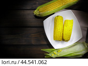 Вареная кукуруза на деревянном фоне. Стоковое фото, фотограф Дорощенко Элла / Фотобанк Лори