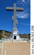 Поклонный крест на горе. The Cross of worship on the mountain (2024 год). Редакционное фото, фотограф Алла Толочек / Фотобанк Лори