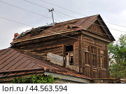 Астрахань. Старинный дом с мезонином ( памятник архитектуры ) на Варвациевской набережной, 107 ( Набережная 1 Мая ). По стилю дом относится к первой половине 19 века, и до недавнего времени был, по сравнению со своими соседями в очень хорошем состоянии. По непонятным причинам вскрыта из нутри  кровля мезонина. На дворе осень, скоро дожди, снег...  Перекрытия в старинных домах ДЕРЕВЯННЫЕ. Какаих нибудь 3-4 года, и памятник архитектуры признают аварийным с вытекающими последствиями, и  таких примеров на моей памяти уже не мало. (2024 год). Редакционное фото, фотограф Павел Просянов / Фотобанк Лори