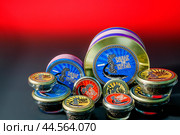 Черная икра в стеклянных и жестяных банках на предприятии ООО «Астраханская Рыбоводная Компания «Белуга» (2012 год). Редакционное фото, фотограф Павел Просянов / Фотобанк Лори