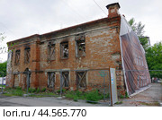 Жилой дом строительного подрядчика Р.П. Кошкина (развалины). Курган, Томина, 77 (2024 год). Редакционное фото, фотограф Алексей Иванов / Фотобанк Лори