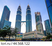 Kuala Lumpur , Malaysia - May 14, 2022: Kuala Lumpur City Center, Menara Berkembar Petronas Two 88-story towers connected by a bridge. One of tallest skyscrapers in world. Стоковое фото, фотограф Павел Муравьев / Фотобанк Лори