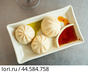 There is portion of pan chino buns with minced meat on plate - traditional Asian baozi. Стоковое фото, фотограф Яков Филимонов / Фотобанк Лори