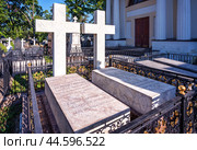 Донской монастырь, Веневитинова Ольга Александровна могила, старинный некрополь, Москва (2024 год). Редакционное фото, фотограф Baturina Yuliya / Фотобанк Лори