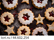 Christmas cookies with sweet jam background. Стоковое AI-изображение, AI-художник Veniamin Kraskov / Фотобанк Лори