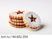 Christmas cookies with sweet jam. Стоковое AI-изображение, AI-художник Veniamin Kraskov / Фотобанк Лори
