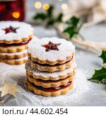 Christmas cookies with sweet jam. Стоковое AI-изображение, AI-художник Veniamin Kraskov / Фотобанк Лори