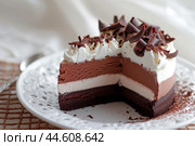 Decadent triple chocolate layer cake slice. Стоковое AI-изображение, AI-художник Иван Рябоконь / Фотобанк Лори