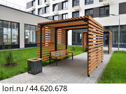 Recreation area with gazebos in area of a new buildings in Moscow, Russia (2024 год). Стоковое фото, фотограф Володина Ольга / Фотобанк Лори
