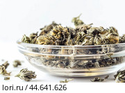 Dried morrocan mint leaves in glass bowl. Стоковое AI-изображение, AI-художник Иван Рябоконь / Фотобанк Лори