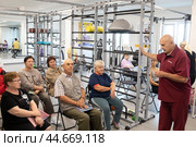 Доктор Сергей Михайлович Бубновский проводит семинар консультируя пациентов. Редакционное фото, фотограф Дмитрий Неумоин / Фотобанк Лори