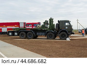 Автомобиль КАМАЗ с оборудованием Мультилифт для транспортировки робота – сапёра, гусеничного роботизированного комплекса Уран-6. Средняя Ахтуба, Волгоградская область, Россия. (2022 год). Редакционное фото, фотограф Андрей Цыганков / Фотобанк Лори