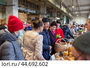 Россель Эдуард Эргартович, бывший губернатор Свердловской области, на выставке уральских мастеров (2021 год). Редакционное фото, фотограф Евгений Ткачёв / Фотобанк Лори