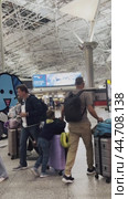 The movement of passengers in the departure area of Vnukovo International Airport. Russia. Vnukovo. 21.08.24. Редакционное видео, видеограф Ярославский Максим / Фотобанк Лори