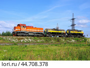 Тепловоз ТГМ4Б-УГМК-0957 с цистернами для серной кислоты на промышленной станции Электролитная, город Верхняя Пышма (2024 год). Редакционное фото, фотограф Алексей Иванов / Фотобанк Лори