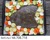 Камбала с овощами (морковь, кабачки, лук, грибы) готова для запекания. Стоковое фото, фотограф Виктория Панченко / Фотобанк Лори