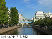 Embankments of Kryukov Canal on both sides are reinforced by retaining wall of stone masonry lined with granite slabs. Saint Petersburg, Russia (2024 год). Редакционное фото, фотограф Валерия Попова / Фотобанк Лори