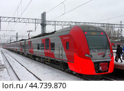 Электропоезд ЭС2Г-008 "Ласточка" на станции Санкт-Петербург-Пассажирский-Финляндский (Финляндский вокзал) (2019 год). Редакционное фото, фотограф Алексей Иванов / Фотобанк Лори