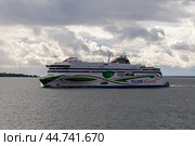 Паром "Таллинк Шаттл" (Tallink Shuttle) пребывает в порт Таллина (2019 год). Редакционное фото, фотограф Сергей Веселовский / Фотобанк Лори