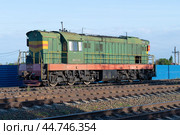 Старый чешский маневровый тепловоз ЧМЭ3-3165 на станции Эльтон солнечным майским утром (2024 год). Редакционное фото, фотограф Виктор Карасев / Фотобанк Лори