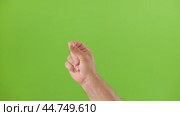 Male Hand is Snapping Fingers Sign Symbol Isolated against Chroma Key Green Screen Background. Body Language. 4K Footage. Close-Up. Man Fist Making Snap Finger or Click Gesture. Copy Space, Promotion. Стоковое видео, видеограф Марина Демидюк / Фотобанк Лори