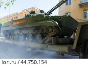 Модернизированная боевая машина пехоты БМП-3 на улице города, подготовка к параду. Волгоград, Центральный район, Россия. (2024 год). Редакционное фото, фотограф Андрей Цыганков / Фотобанк Лори
